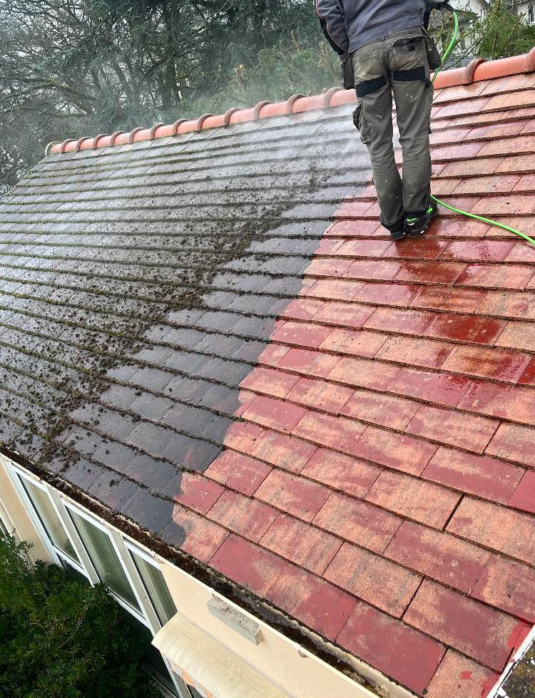 Démoussage de toiture à Bezons 95870 réalisé par RV Couvreur dans le Val-d’Oise 95